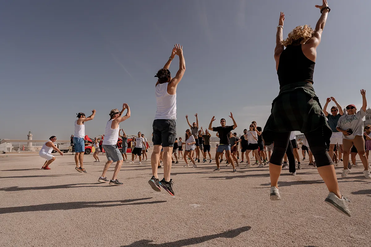 Collaborateurs en train de sauter durant un cours de sport dynamique, action figée par un photographe de séminaire à Marseille.