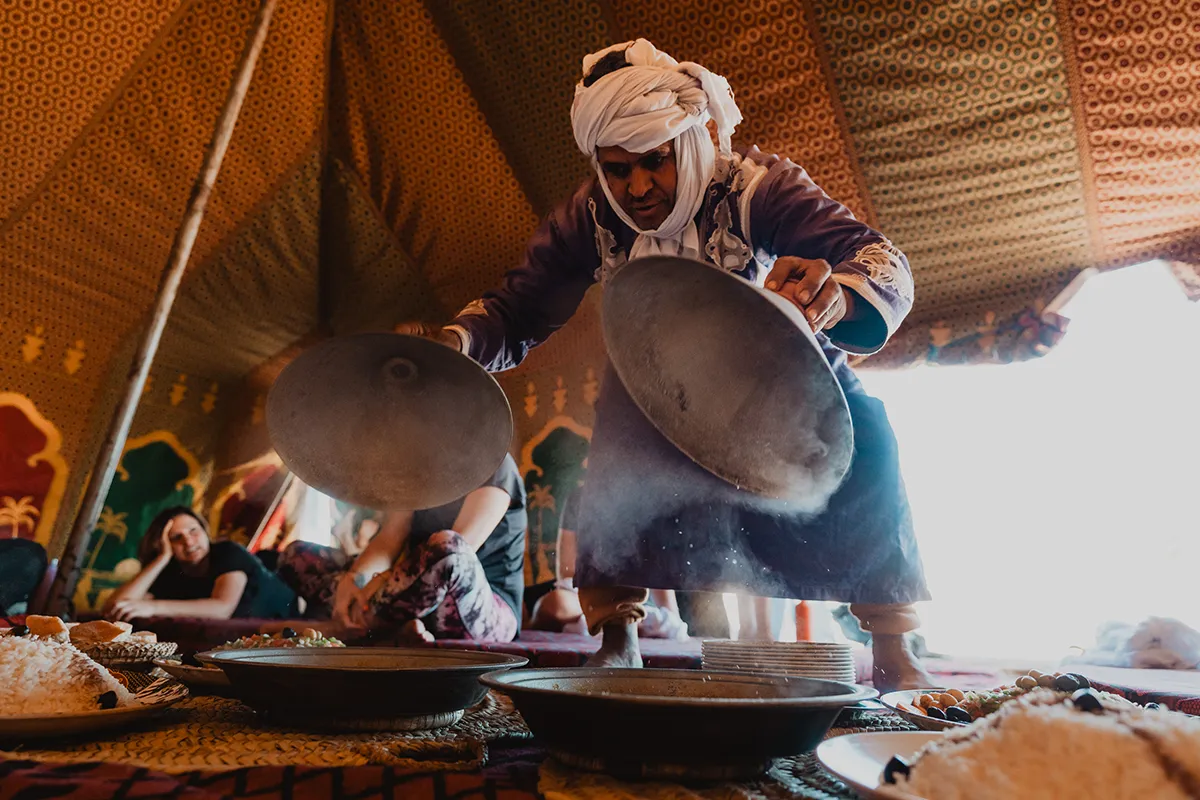 Ambiance de groupe pendant une retraite yoga au Maroc