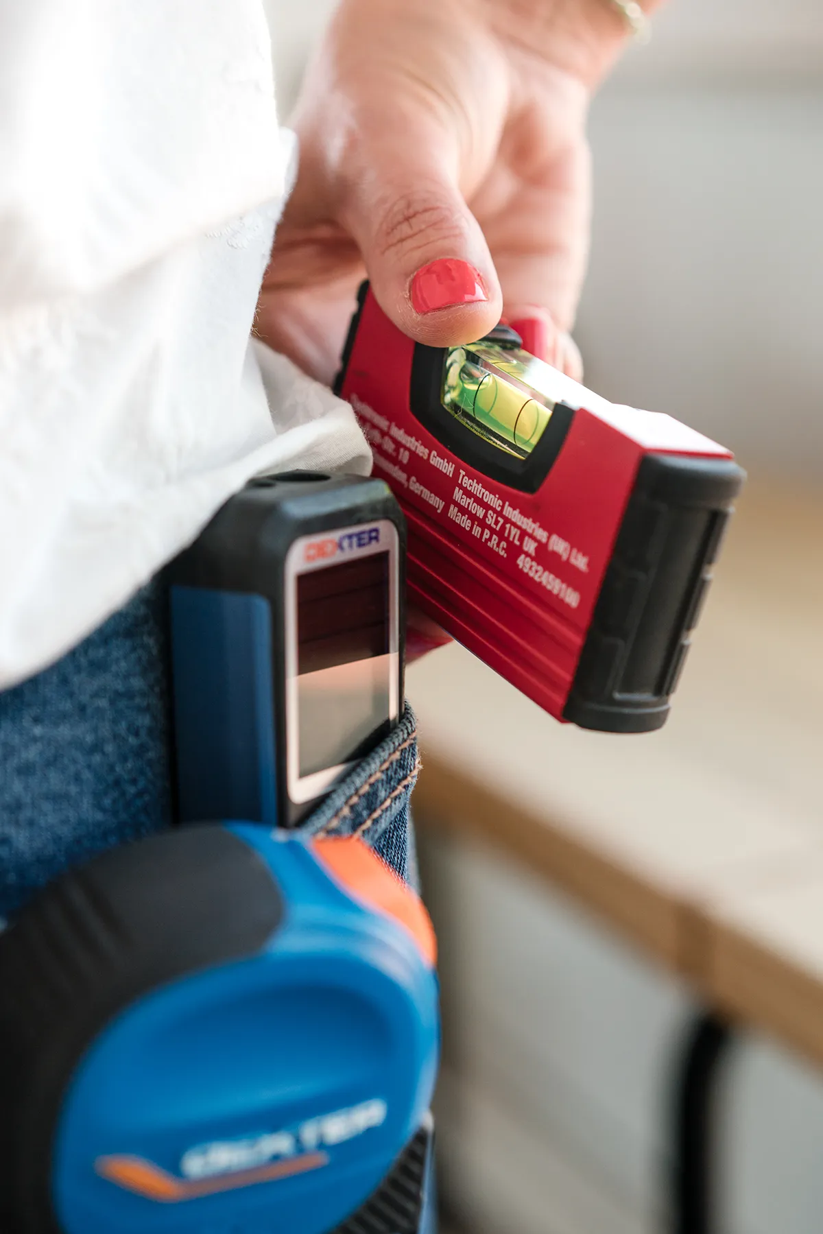 Femme architecte tenant un crayon et travaillant dans un espace de coworking à Marseille.