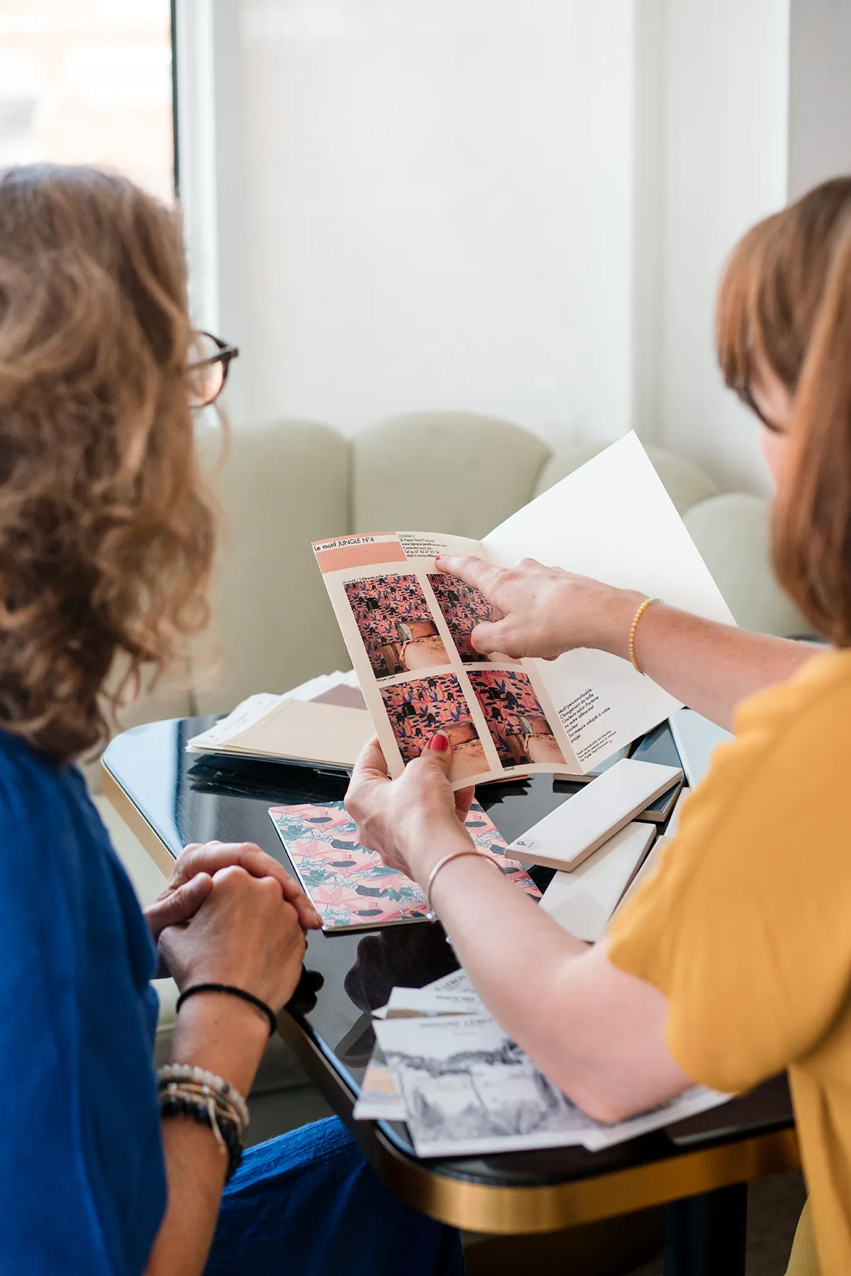 Isabelle Evrard souriante, ayant surmonté sa peur de la photo pour son branding.
