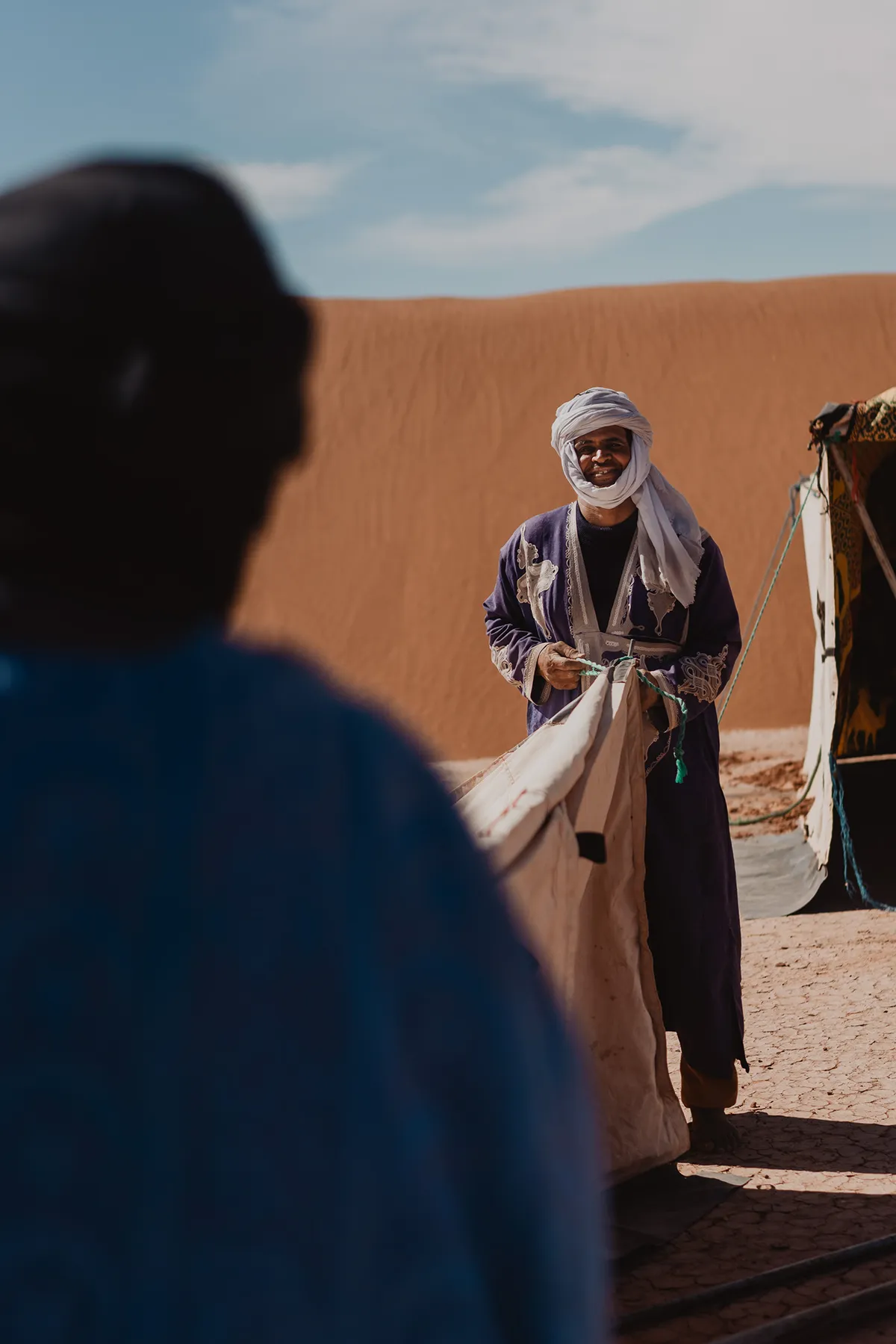 Campement dans le désert marocain pendant une retraite yoga immersive