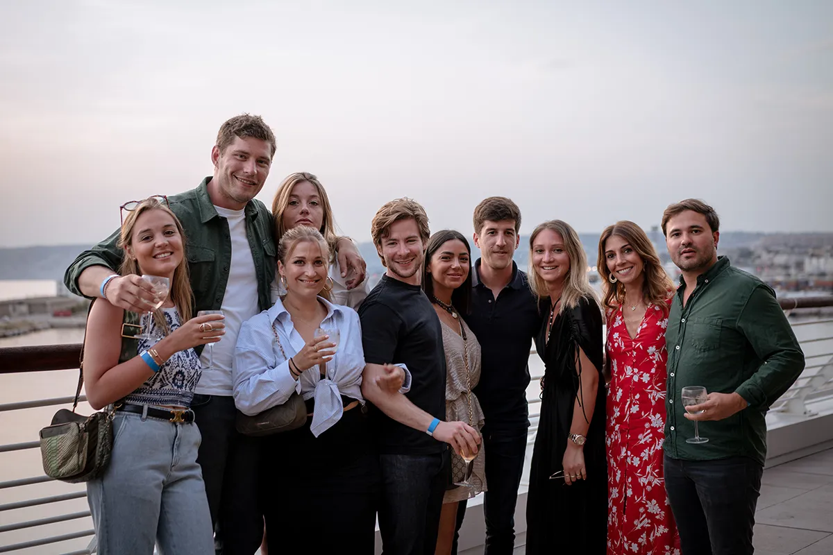 Photo de groupe des collaborateurs de CBRE aux Terrasses du Port, souvenir d'un séminaire réussi photographié par un photographe séminaire à Marseille.