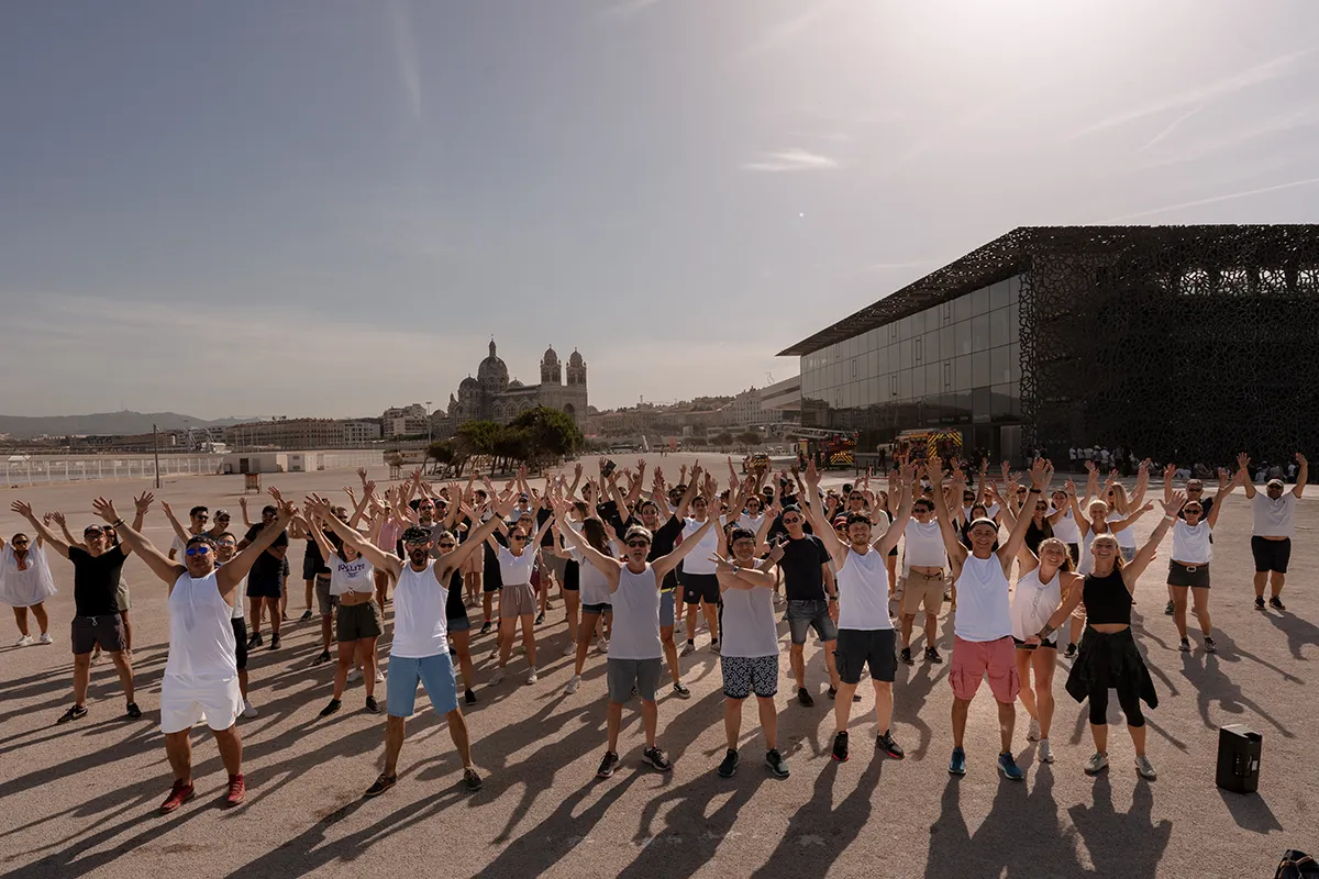Photo de groupe officielle devant le Mucem et la Major à Marseille, souvenir d'un séminaire d'entreprise réussi.