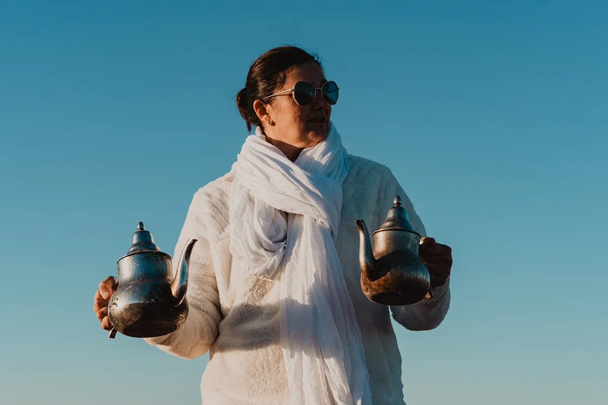 Moment de convivialité entre participants pendant une retraite yoga au Maroc