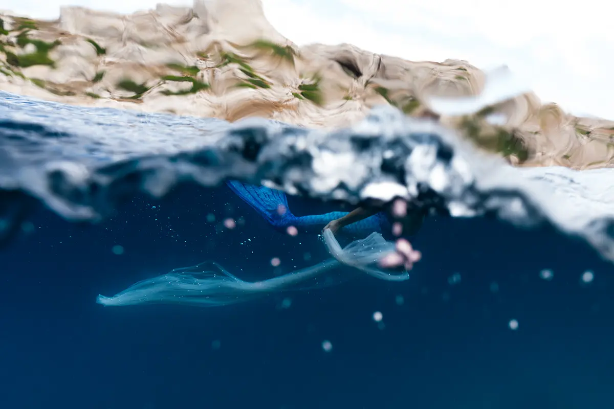 Mouvement fluide capté lors d'une séance de photographie aquatique artistique à Marseille.