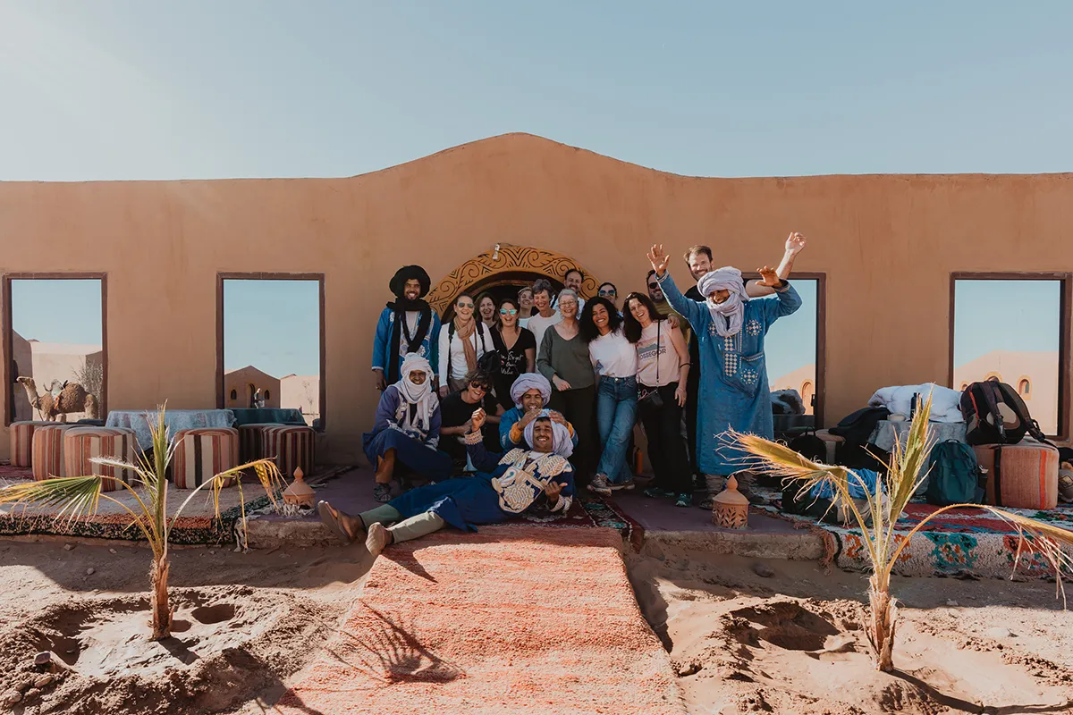 Photo de groupe pendant une retraite yoga au Maroc dans le désert