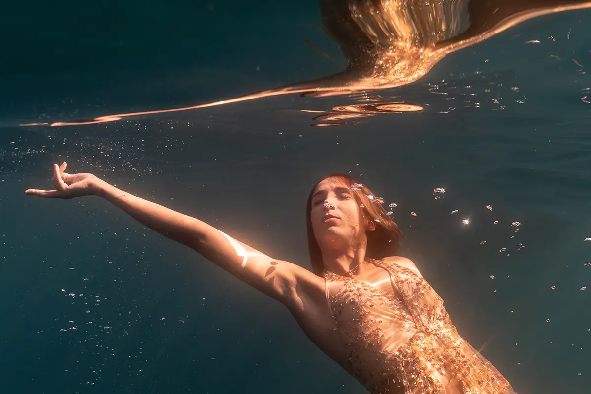 Portrait radieux d'une participante après sa séance de photo aquatique bien-être à Marseille.