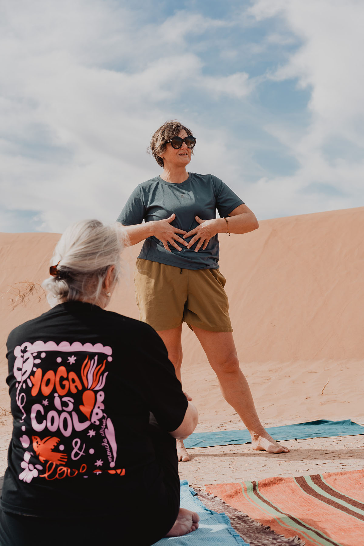 Pratique de yoga en plein désert marocain pendant une retraite immersive