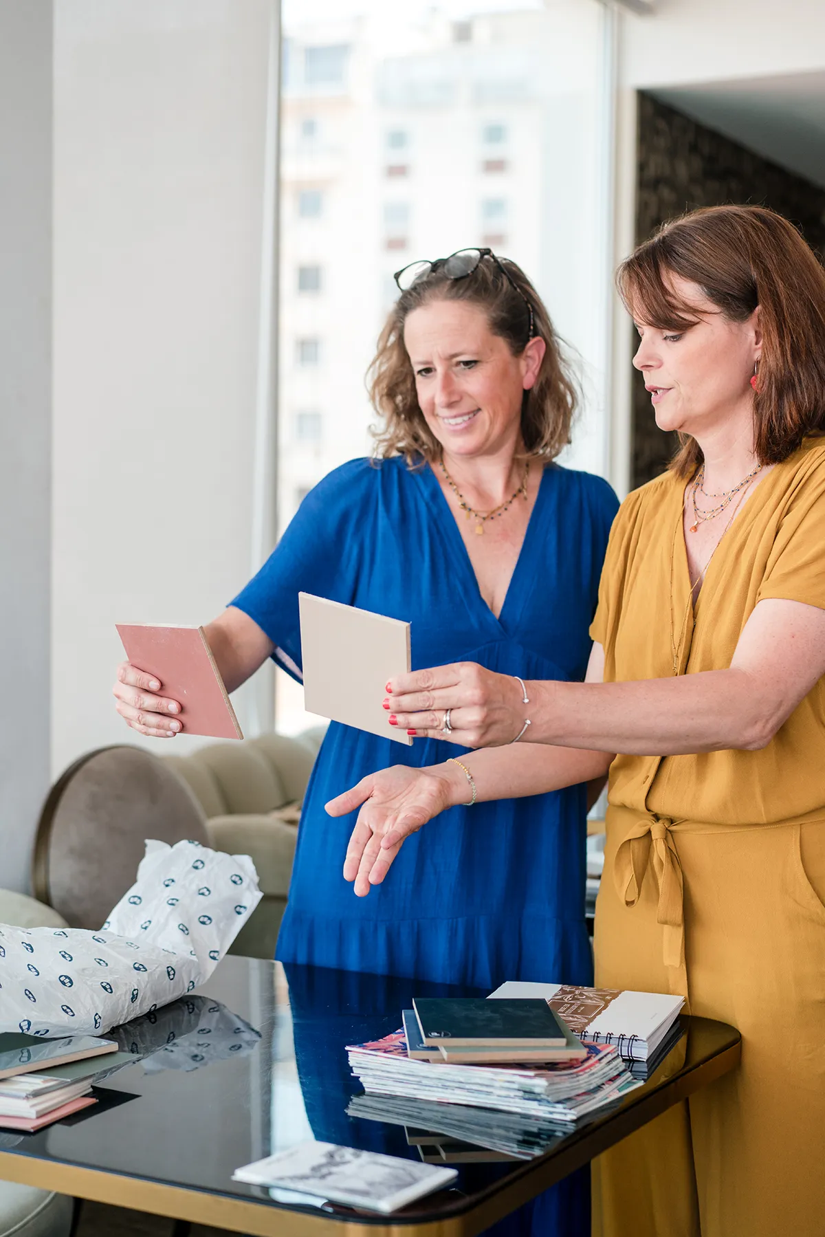 Consultation architecte d'intérieur et cliente pour un projet de décoration à Marseille.