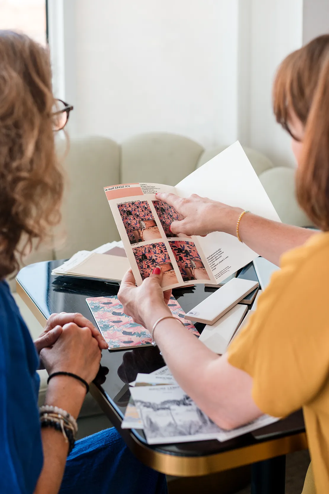 Séance photo pour architecte d'intérieur à Marseille : mise en situation réelle lors d'une réunion chantier avec un client.