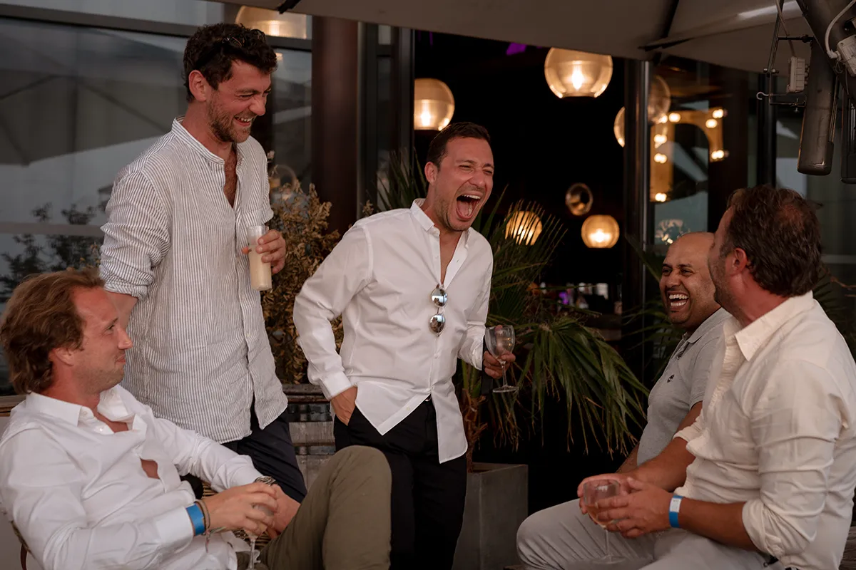 Groupe de collaborateurs CBRE en blanc pendant une soirée de séminaire aux Terrasses du Port à Marseille