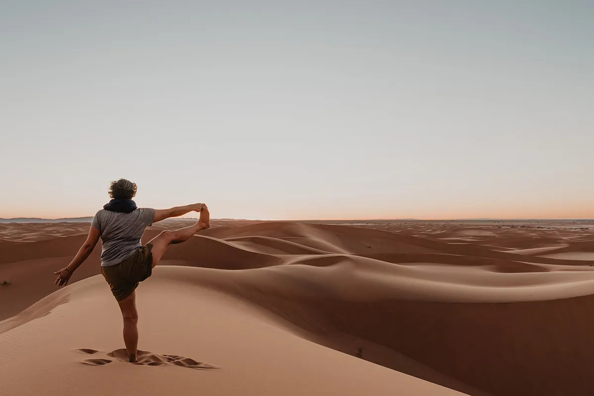 Yoga au coucher du soleil pendant une retraite yoga au Maroc