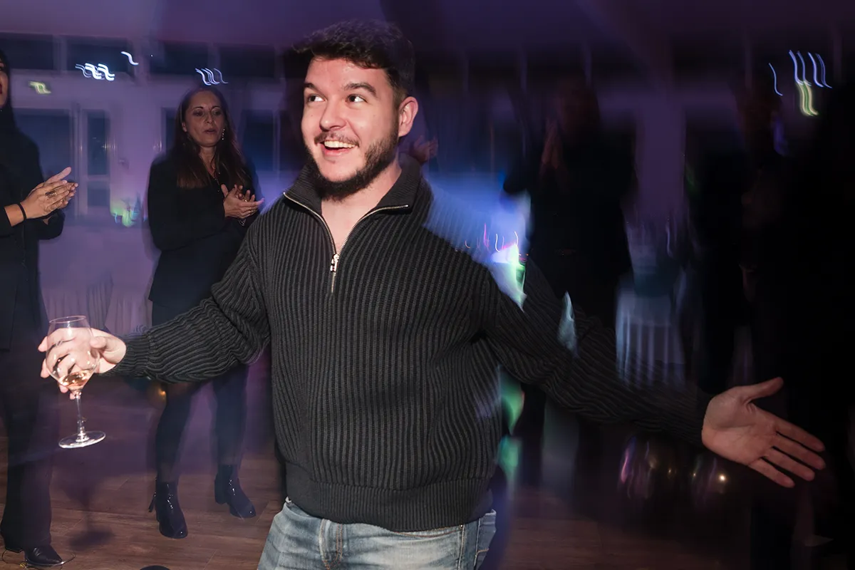 Ambiance folle sur la piste de danse avec tous les collaborateurs, reportage photo entreprise Marseille.