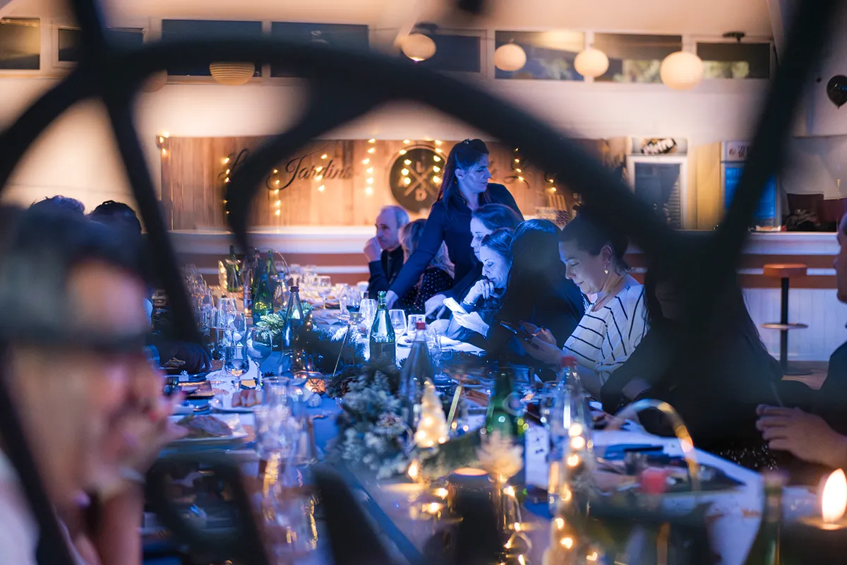 Ambiance lumineuse et conviviale d'une soirée d'entreprise à Marseille, reportage photo entreprise Marseille.