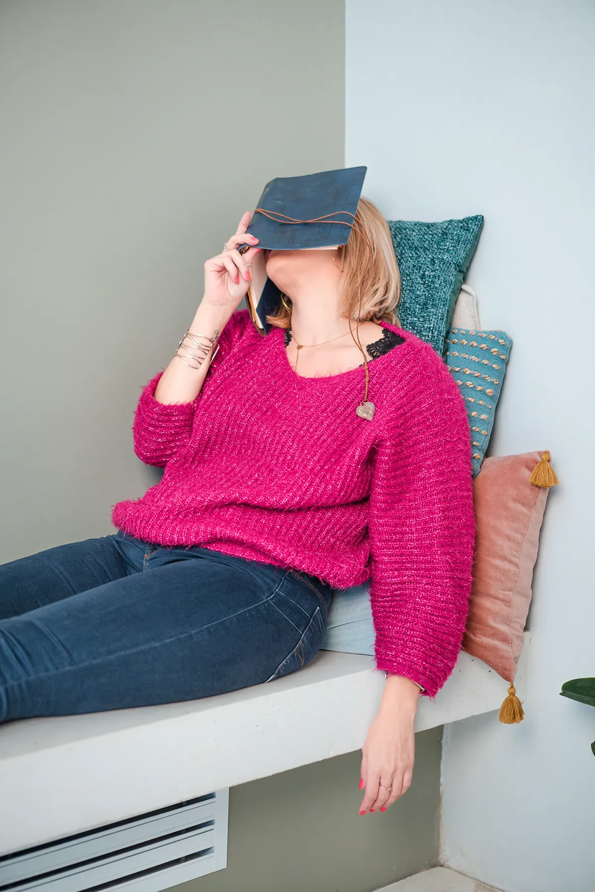 anessa Rocherieux illustrant la charge mentale avec un livre sur la tête, image décalée et parlante réalisée lors d'un shooting photo coach Marseille.