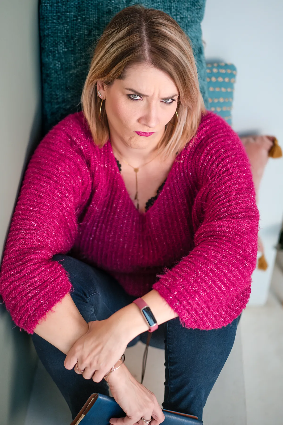 Vanessa illustrant une émotion difficile ou un conflit au travail, montrant sa capacité à comprendre les ressentis clients lors d'un shooting photo coach Marseille.