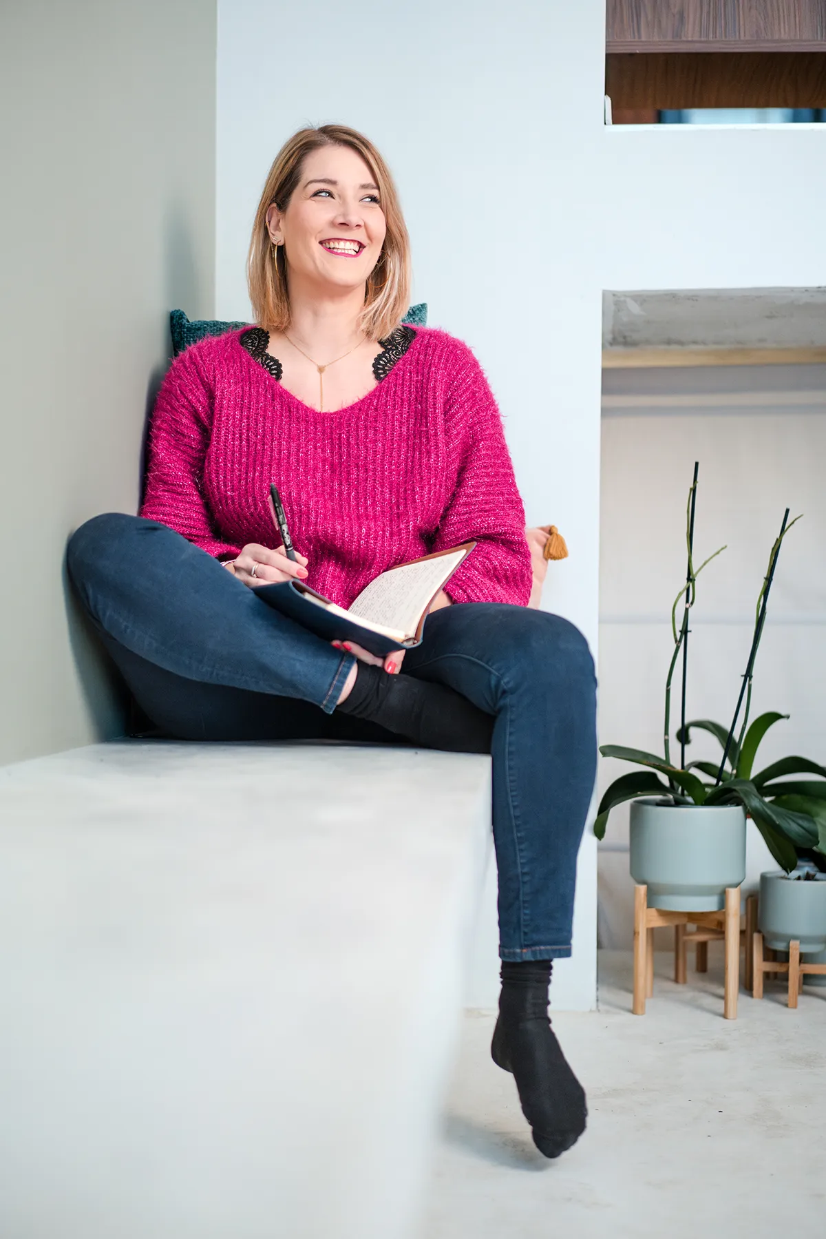 Portrait de coach écrivant mais regardant l'objectif, créant une connexion directe avec le spectateur lors d'un shooting photo coach Marseille.