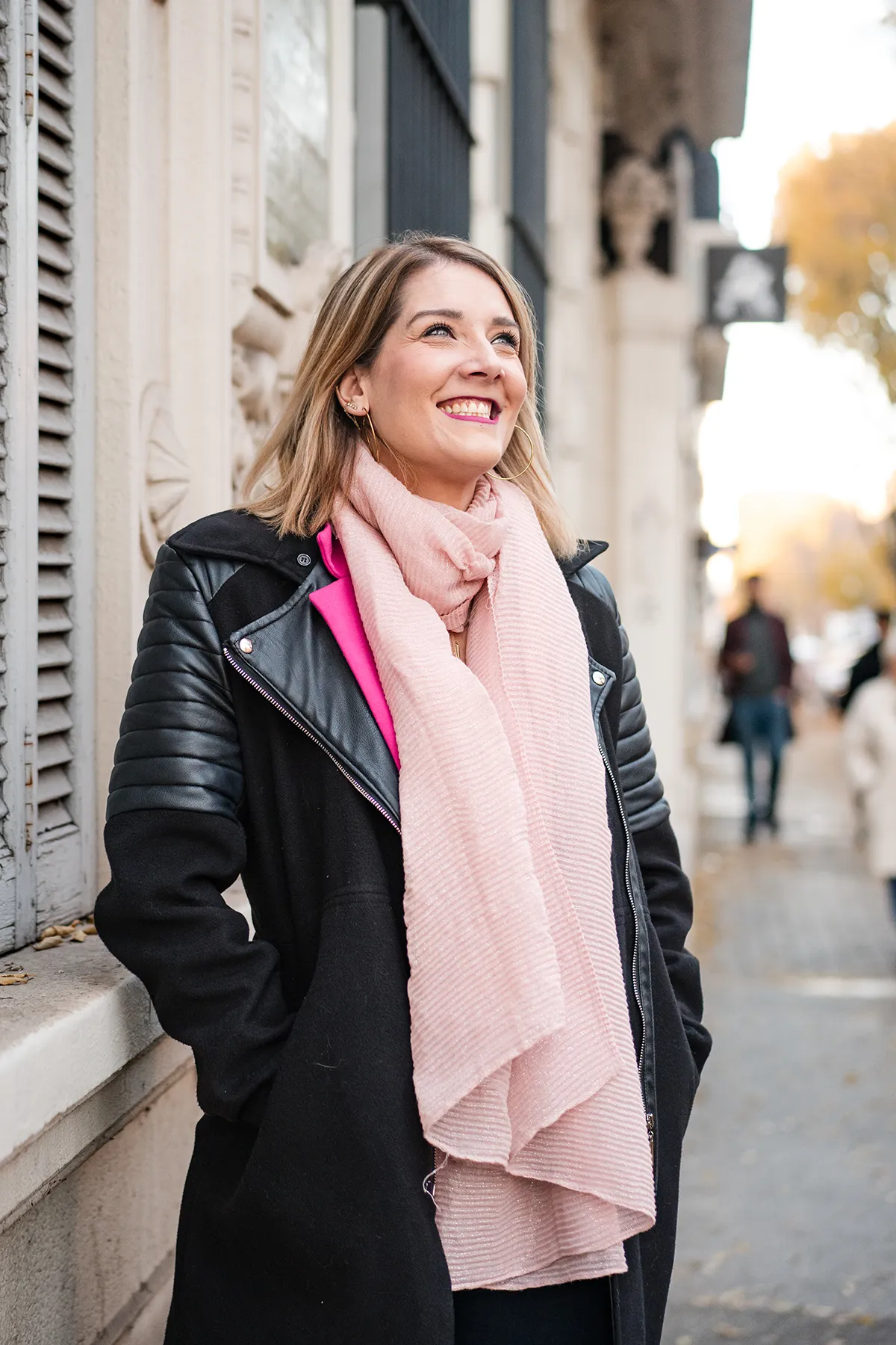Vanessa Rocherieux souriante dans une rue de Marseille, montrant le dynamisme d'un coach local lors d'un shooting photo coach Marseille.