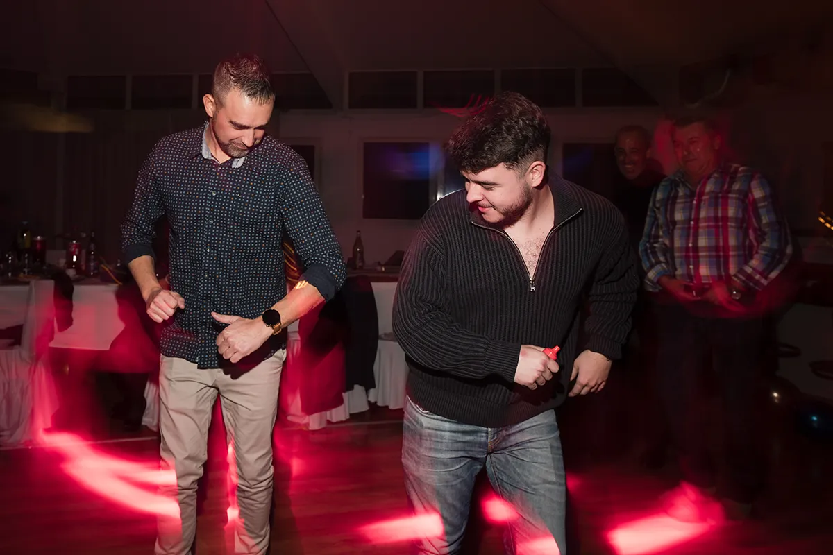 Danse traditionnelle et moderne mélangées lors d'une soirée d'entreprise à Marseille, diversité culturelle.