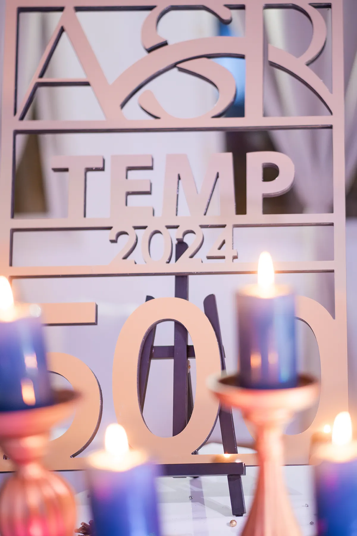 Décoration de salle pour un repas d'entreprise ASR Temp au Jardin de l'Arbois, ambiance chaleureuse avant la fête.