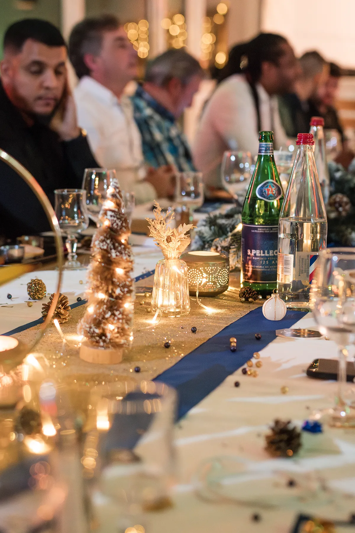 Détail de la décoration sur une table lors d'un événement professionnel, reportage photo entreprise Marseille.