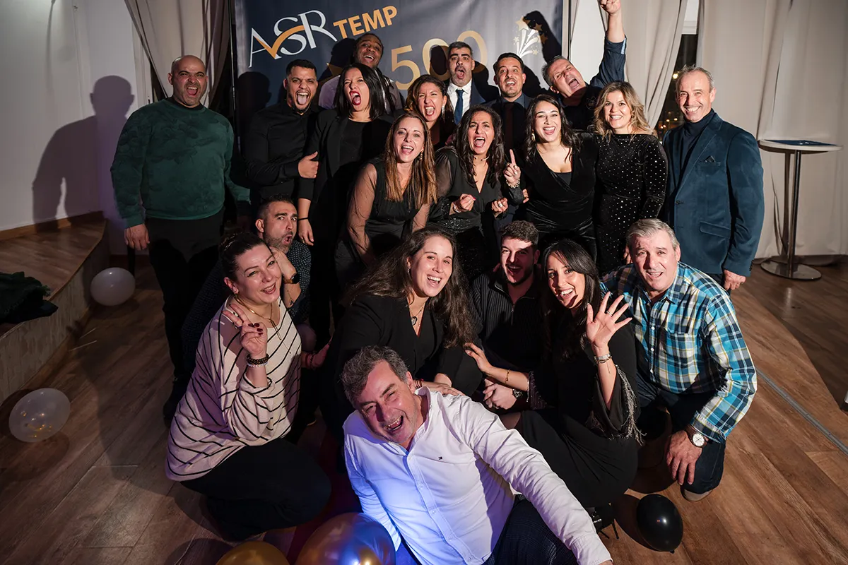 Groupe de collègues riant autour d'une table, ambiance familiale lors d'un reportage photo entreprise Marseille.