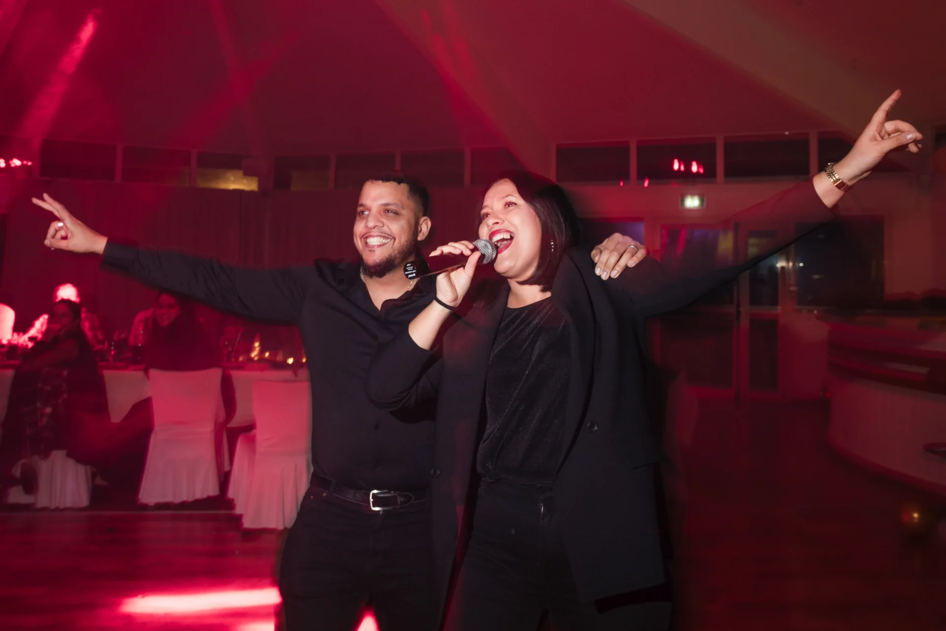 Petit groupe de collègues partageant un fou rire lors d'une soirée, reportage photo entreprise Marseille.
