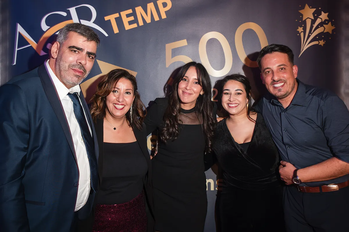 Photo de groupe naturelle d'amis au travail lors d'une fête d'entreprise, reportage photo entreprise Marseille.