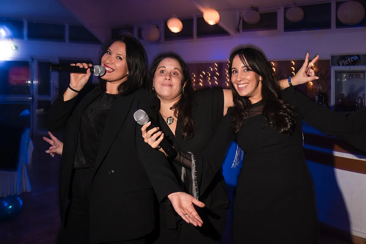 Collaborateurs dansant sur la piste avec énergie, ambiance multiculturelle lors d'un reportage photo entreprise Marseille.