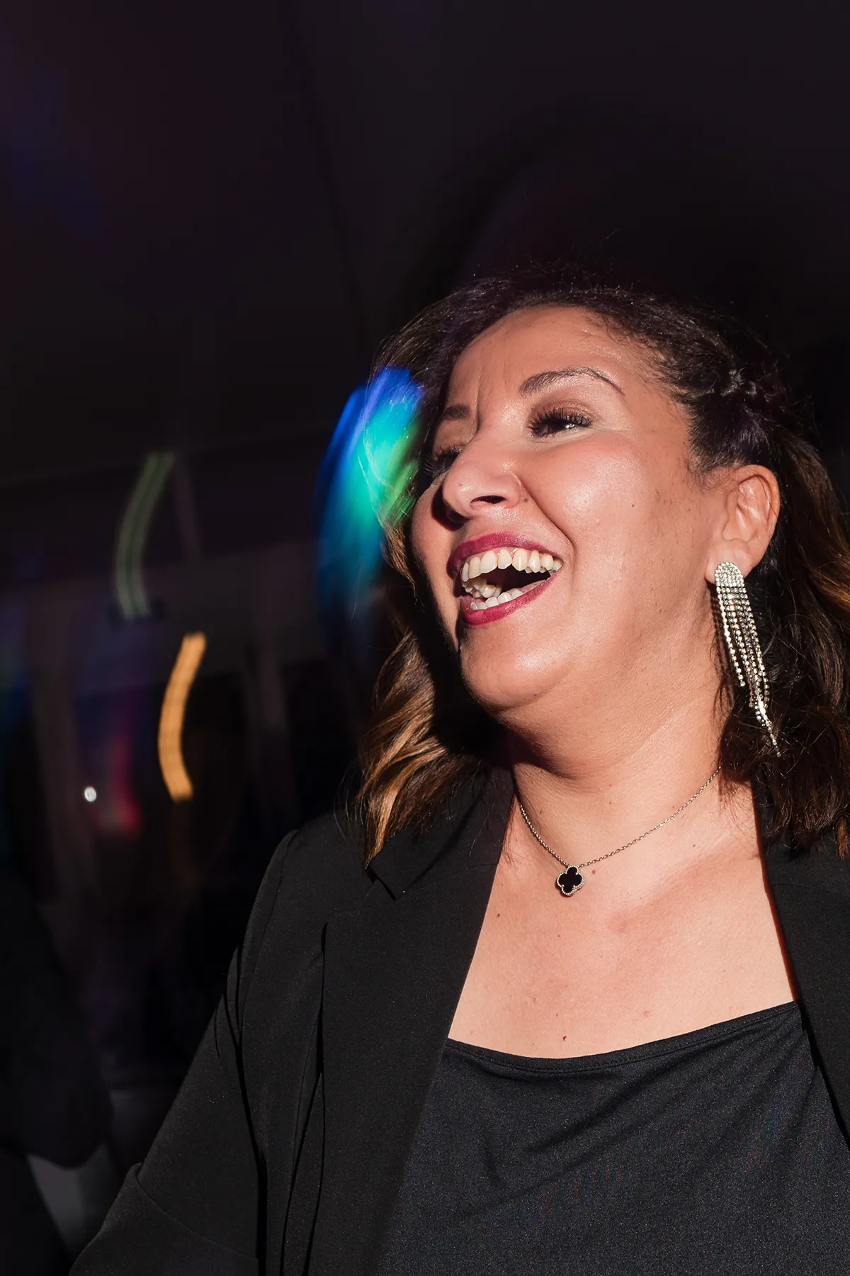 Portrait spontané d'une collaboratrice souriante sur la piste de danse, reportage photo entreprise Marseille.