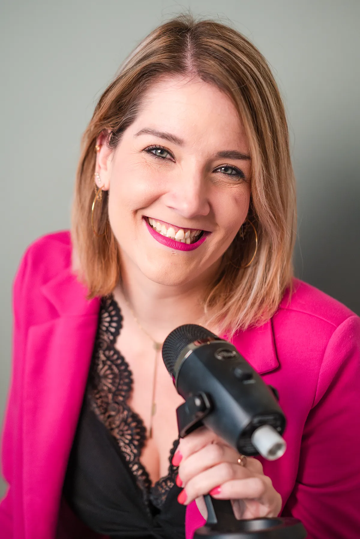 ortrait de Vanessa avec un micro de podcast, illustrant son rôle de formatrice et de prise de parole publique lors d'un shooting photo coach Marseille.