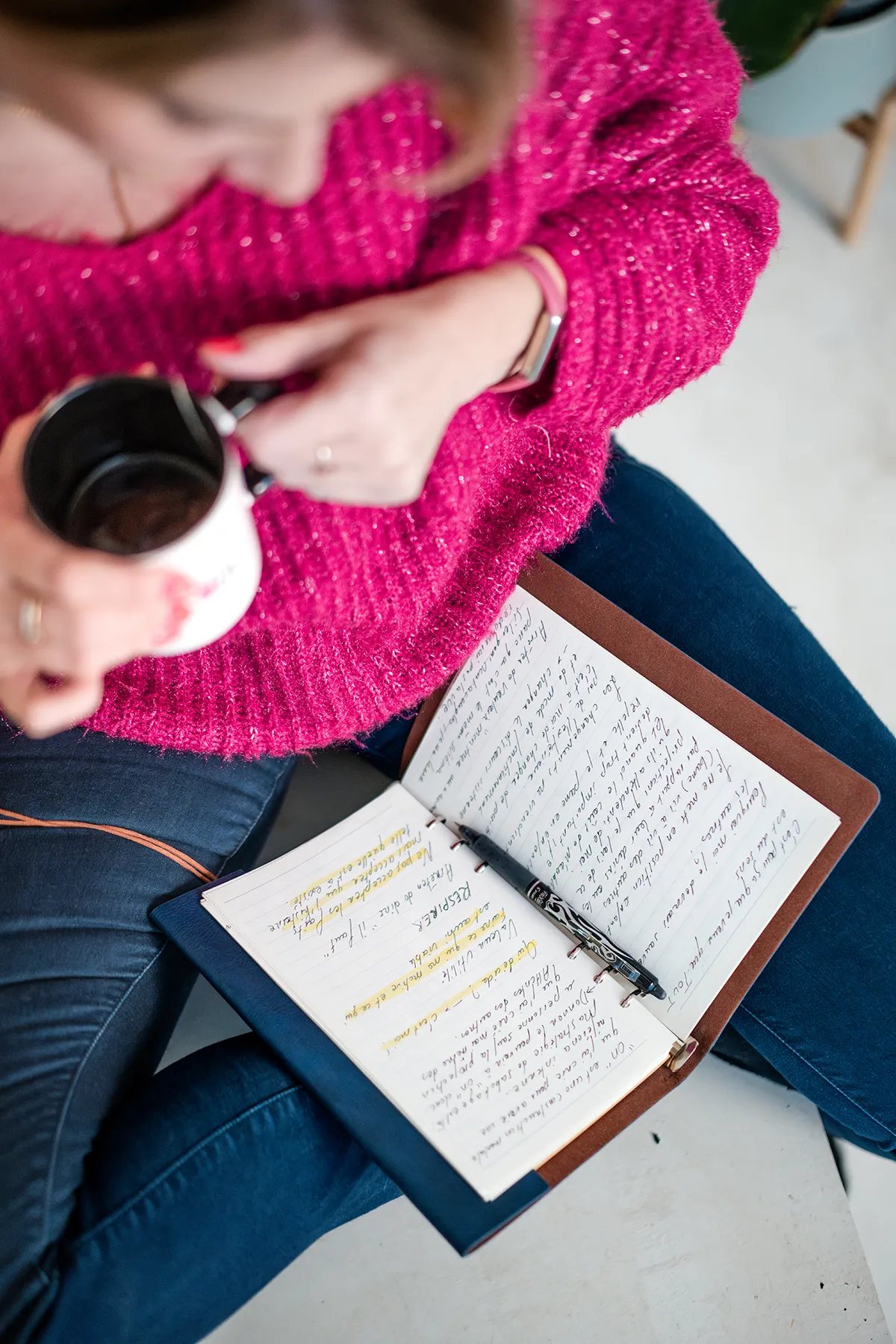 Vue de dessus sur un carnet de notes et une tasse de thé, moment de pause et de réflexion lors d'un shooting photo coach Marseille.
