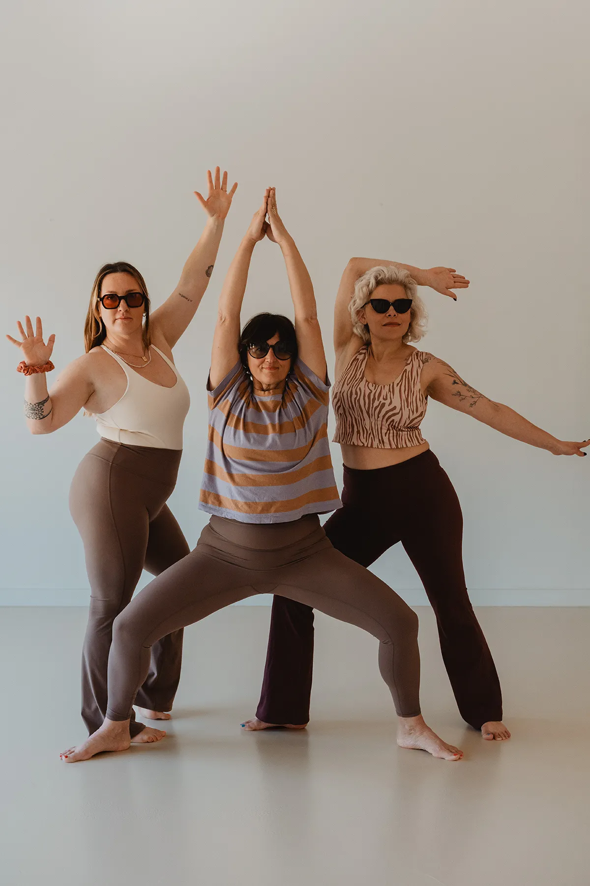 Groupe de femmes faisant une pose de yoga décalée avec des lunettes de soleil, humour et yoga à Aix-en-Provence.