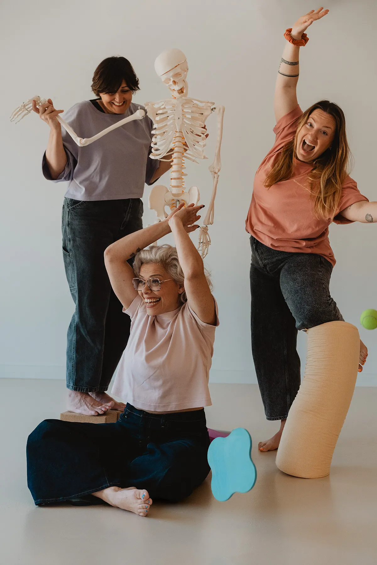 Utilisation d'un squelette comme accessoire de cours de yoga, approche humoristique et pédagogique, studio Aix-en-Provence.