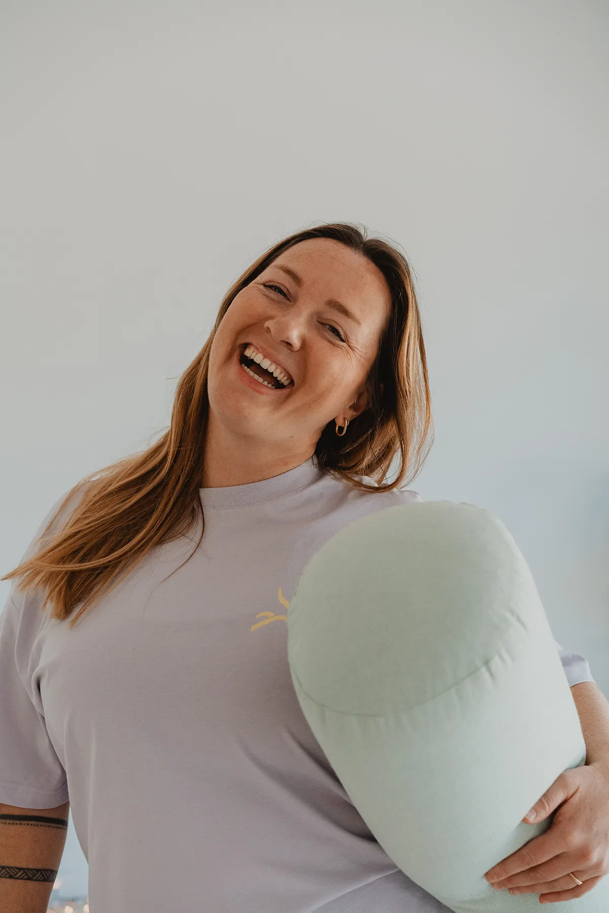 Portrait de Marie Popot, co-fondatrice de Bliss Yoga Home à Aix-en-Provence, lors d'une séance avec un photographe studio yoga Aix-en-Provence.