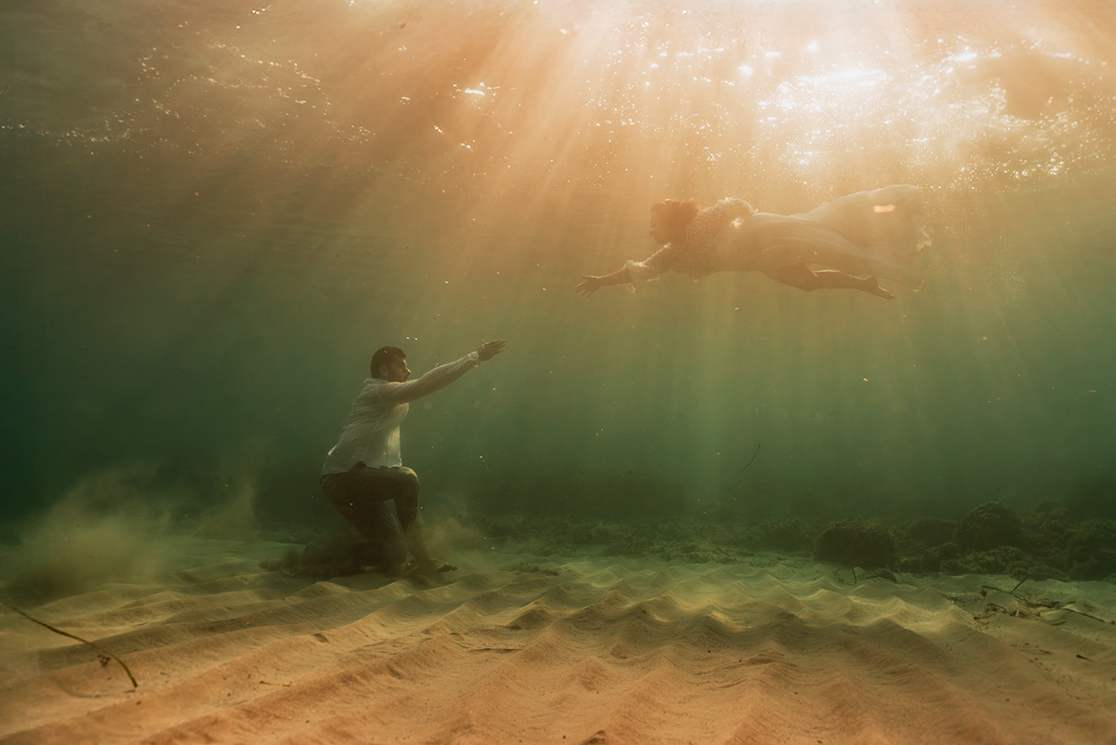 photo mariage sous l'eau Marseille en couple sur un fond de sable