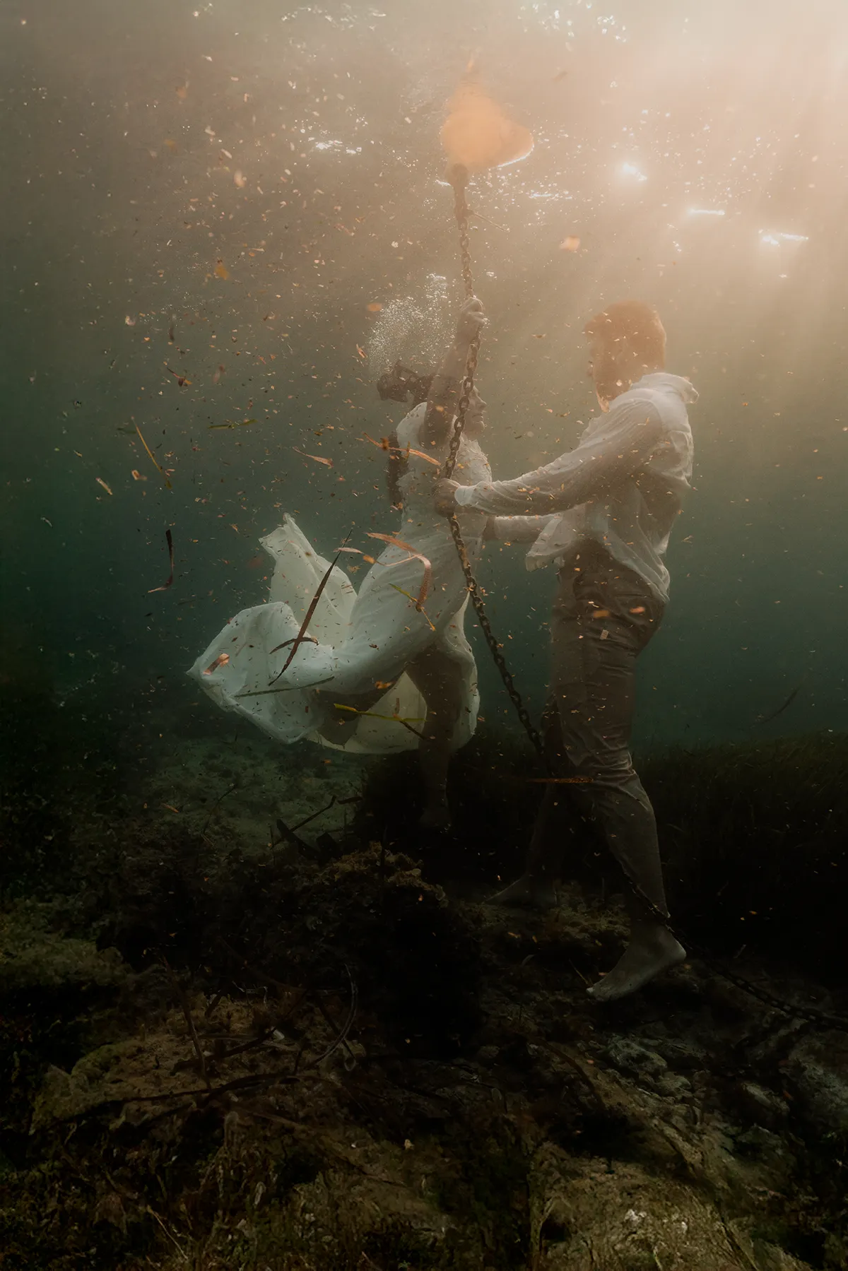 Robe de mariée en mouvement sous l'eau, séance photo mariage sous-marine Marseille Calanques